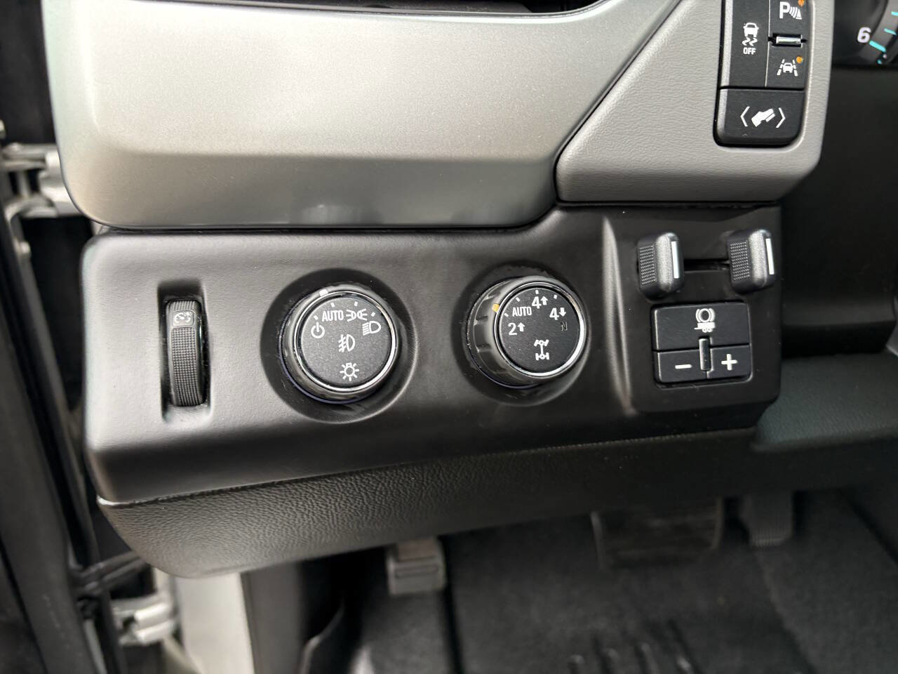 Used 2016 Chevrolet Suburban LT image 38