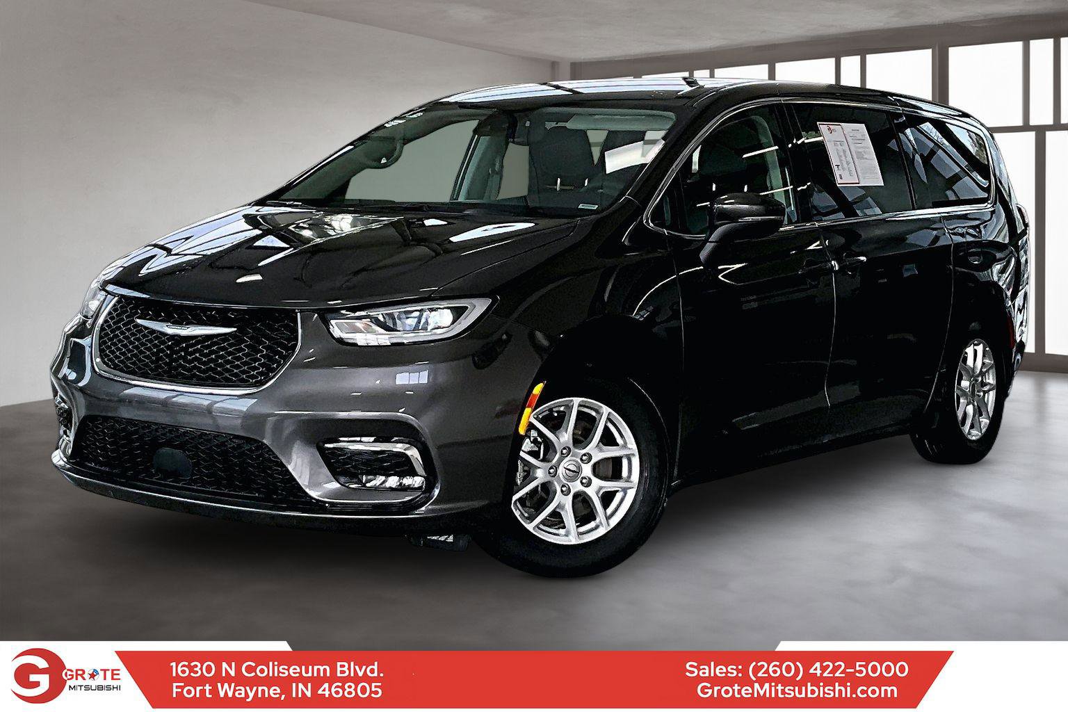 Used 2023 Chrysler Pacifica Touring-L image 1