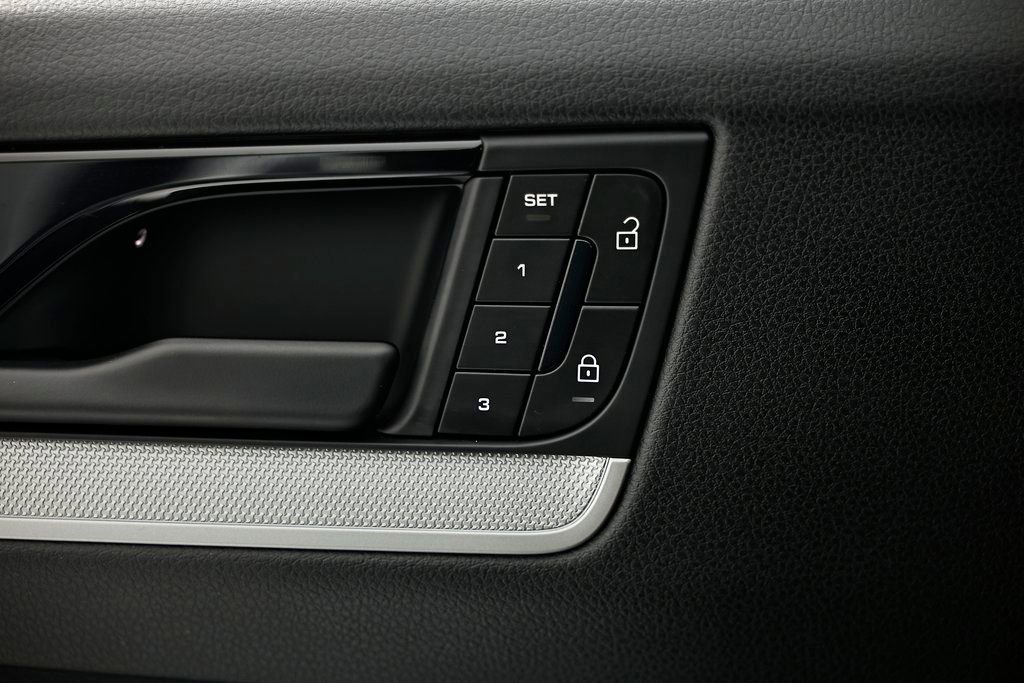 Certified 2025 Porsche Cayenne AWD/4WD image 20