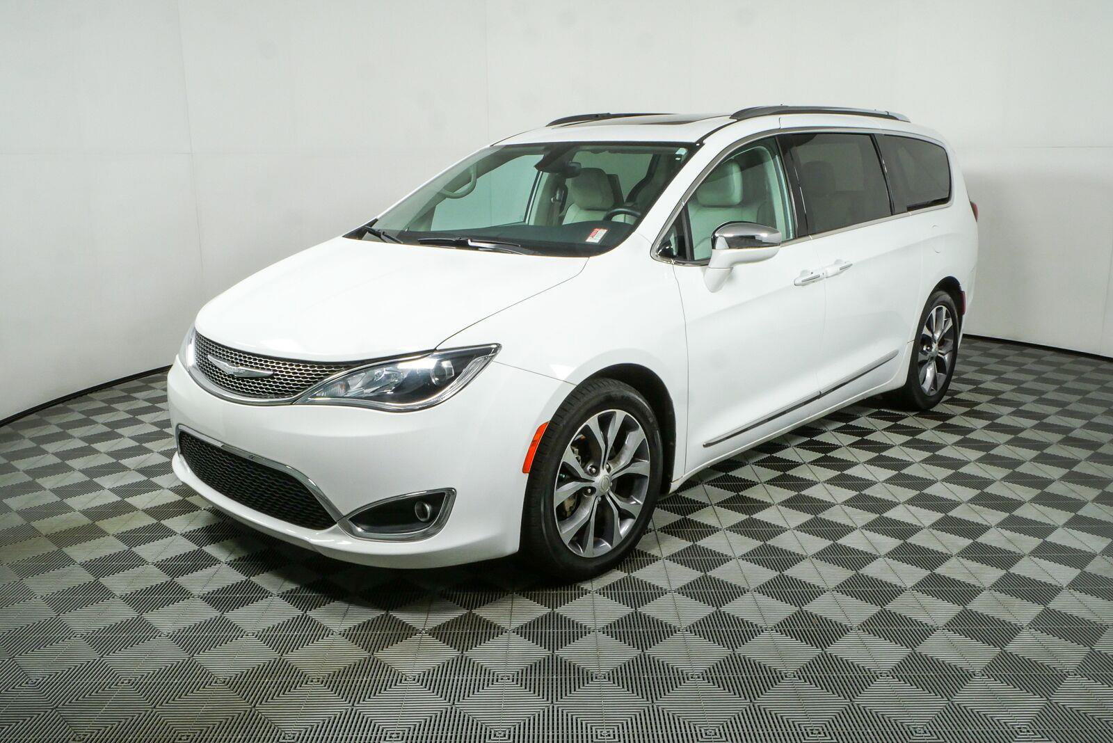 Used 2017 Chrysler Pacifica Limited FWD image 26