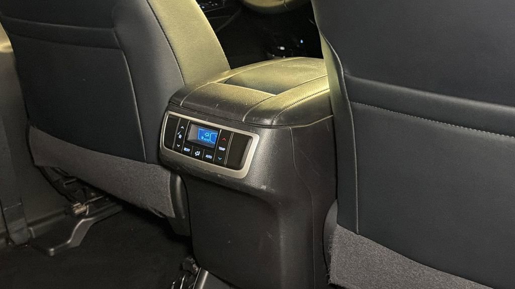 Used 2018 Toyota Highlander SE image 14