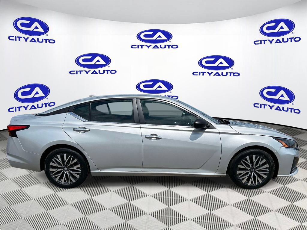 Used 2024 Nissan Altima 2.5 SV FWD image 2