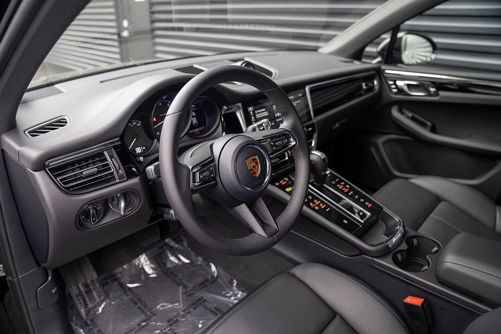Certified 2026 Porsche Macan AWD/4WD image 4