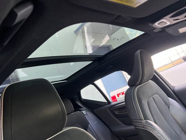 Used 2019 Volvo XC40 T4 R-Design image 34