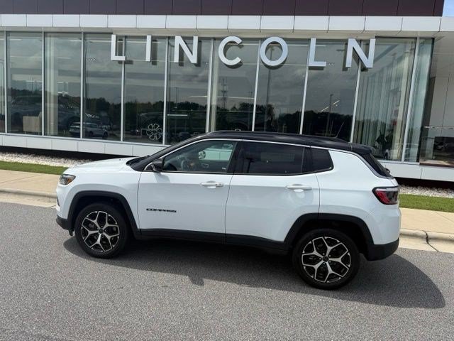 Used 2025 Jeep Compass Limited w/ Sun & Sound Group AWD/4WD image 9