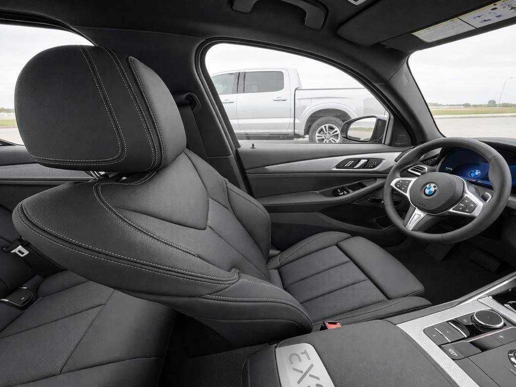 Used 2025 BMW 330i xDrive Sedan AWD/4WD image 19