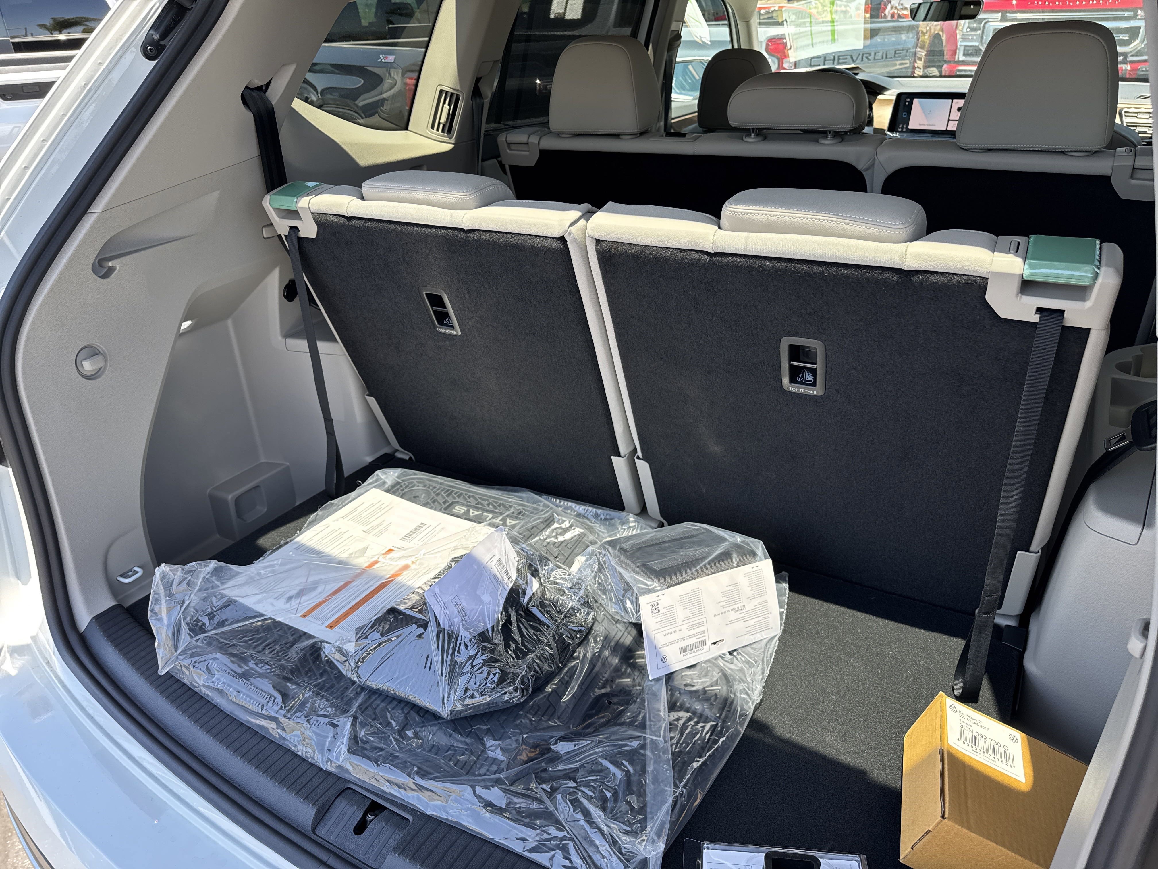 Used 2025 Volkswagen Atlas SE image 32