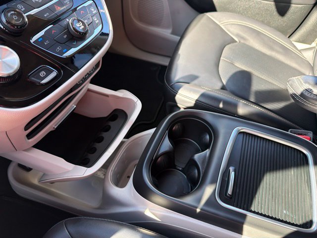Used 2024 Chrysler Pacifica Touring-L FWD image 22