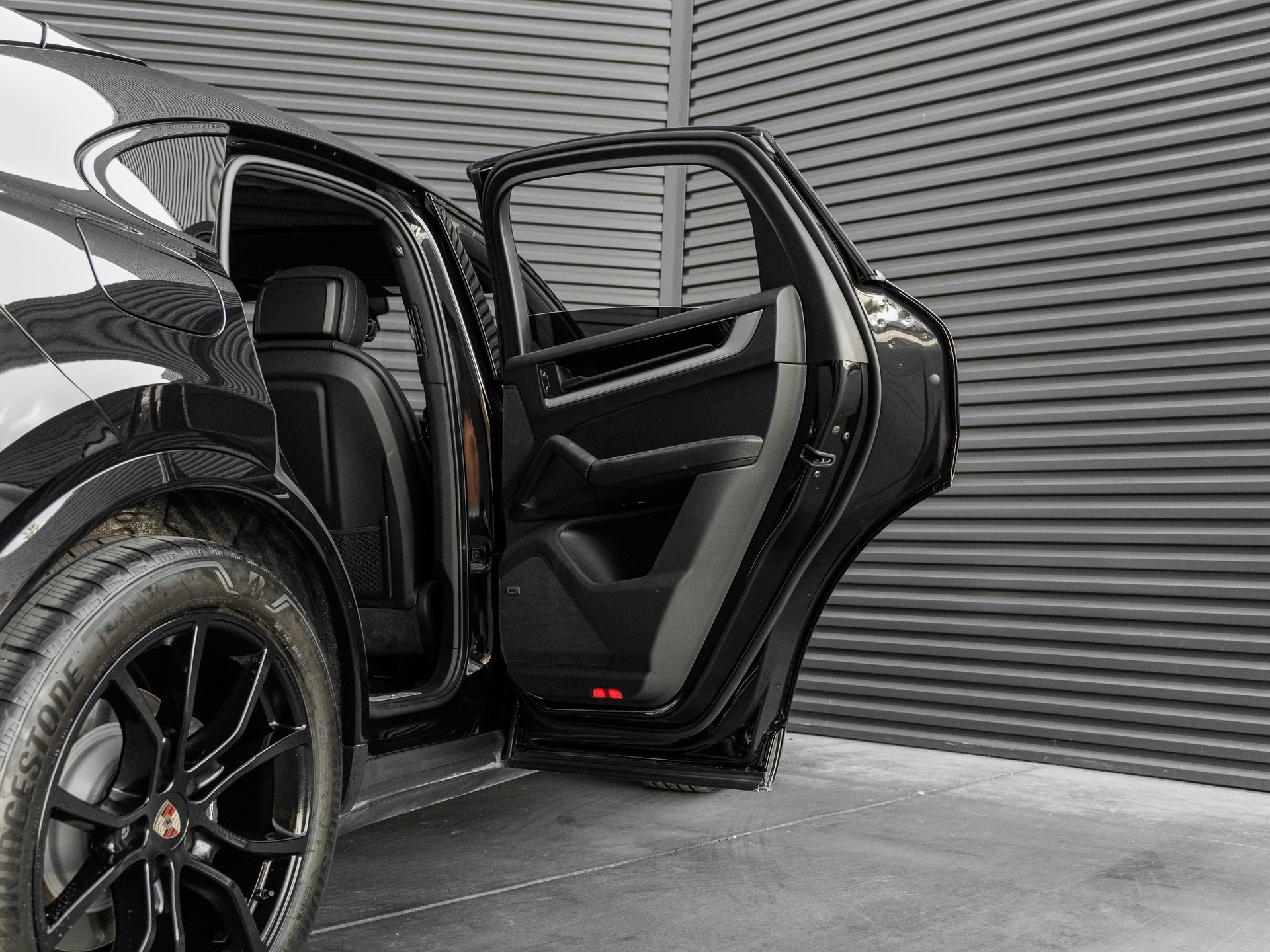 Certified 2025 Porsche Cayenne Coupe AWD/4WD image 34