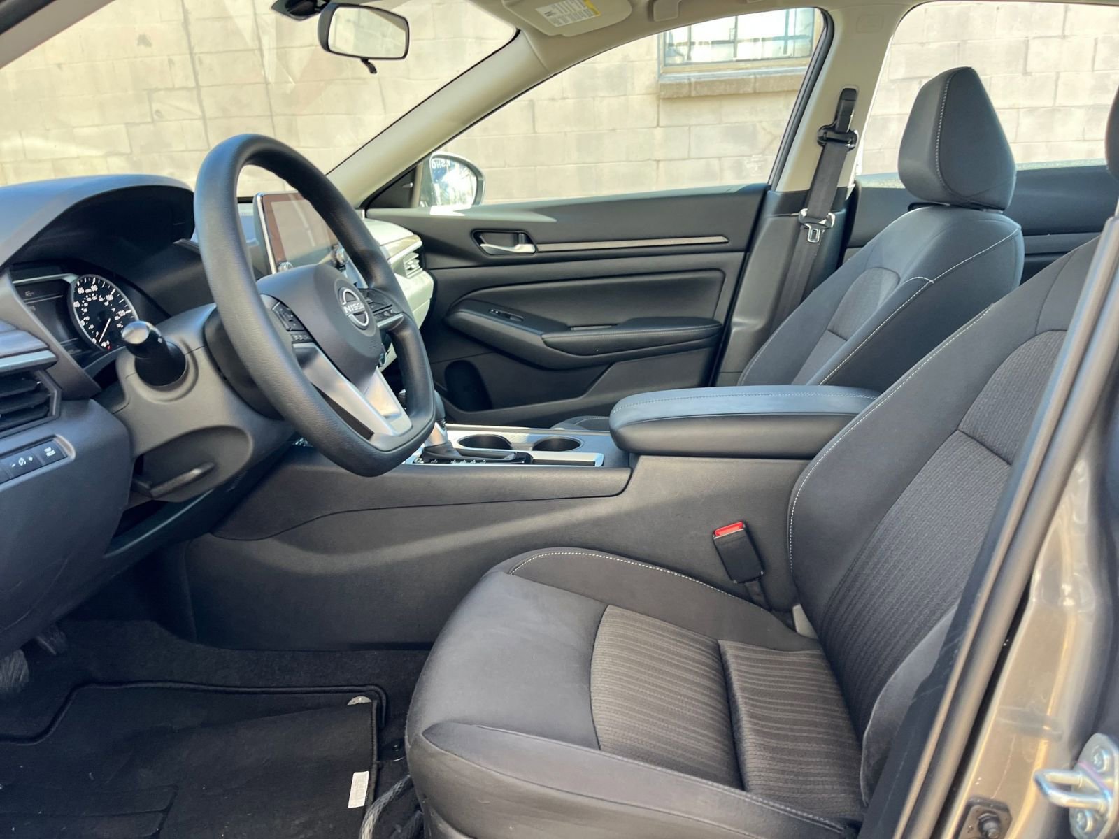 Used 2025 Nissan Altima 2.5 SV image 25