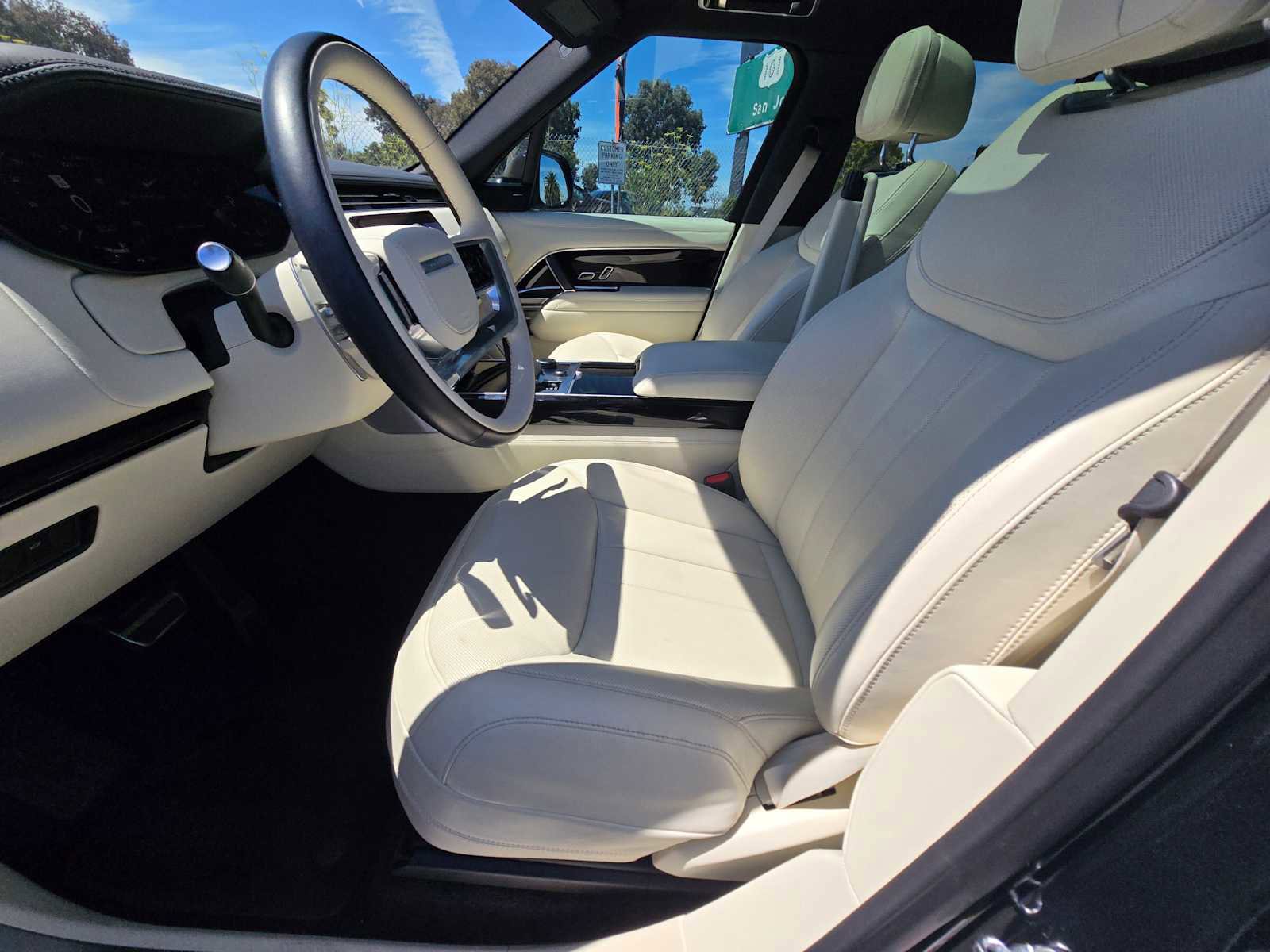 Used 2023 Land Rover Range Rover SE image 25