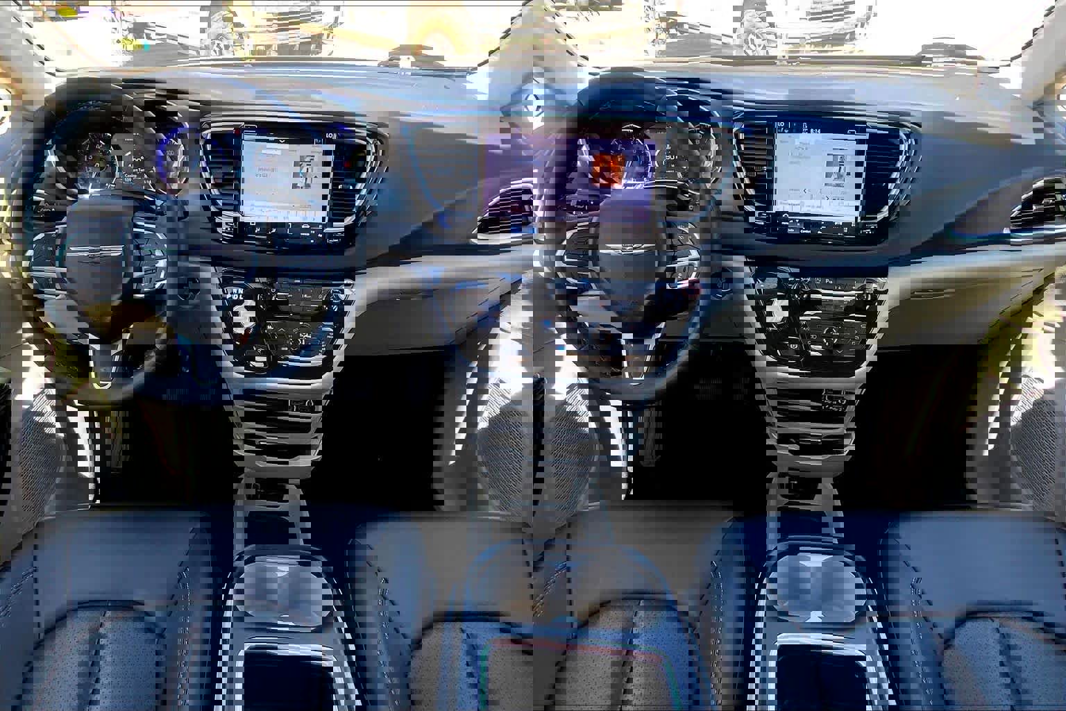 Used 2024 Chrysler Pacifica Touring-L FWD image 16