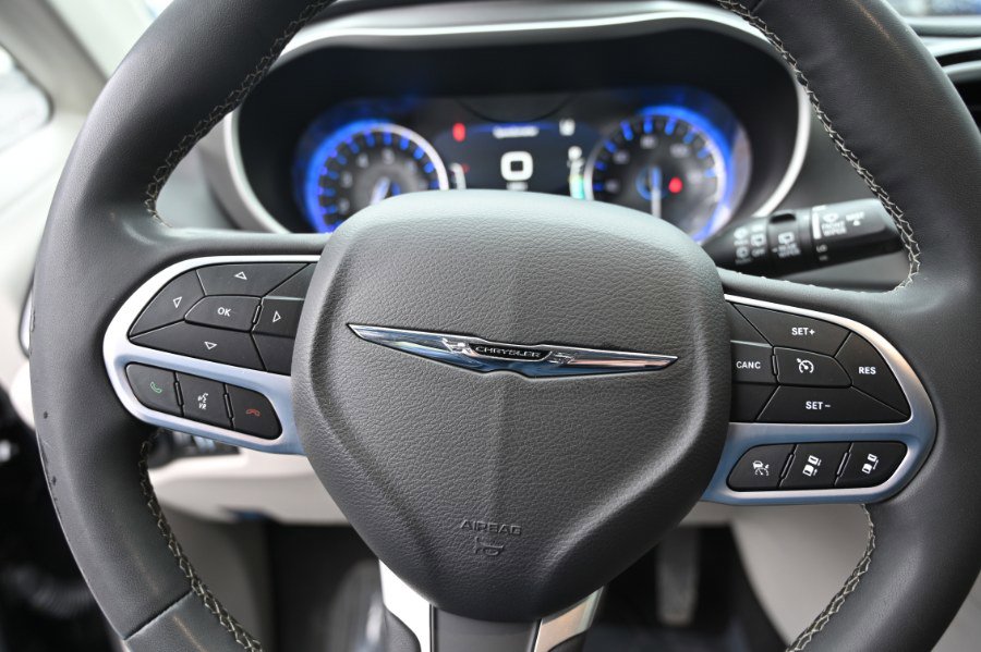 Used 2023 Chrysler Pacifica Touring-L FWD image 20