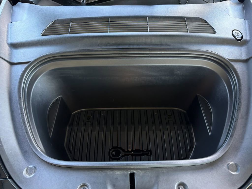 Used 2022 Tesla Model Y Long Range image 29