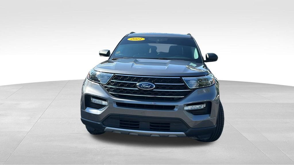 Used 2021 Ford Explorer XLT w/ Equipment Group 202A image 2