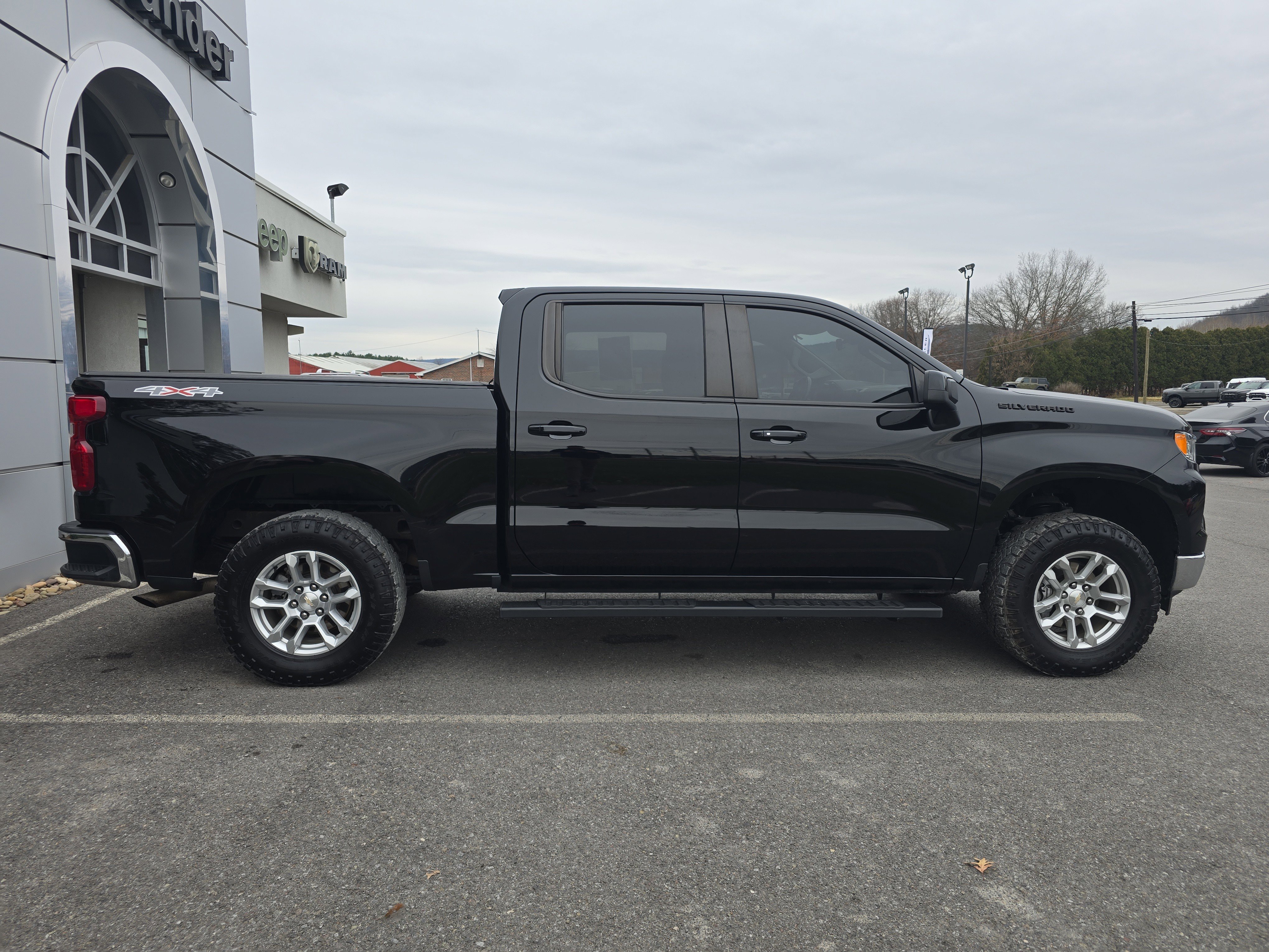 Used 2022 Chevrolet Silverado 1500 LT image 2