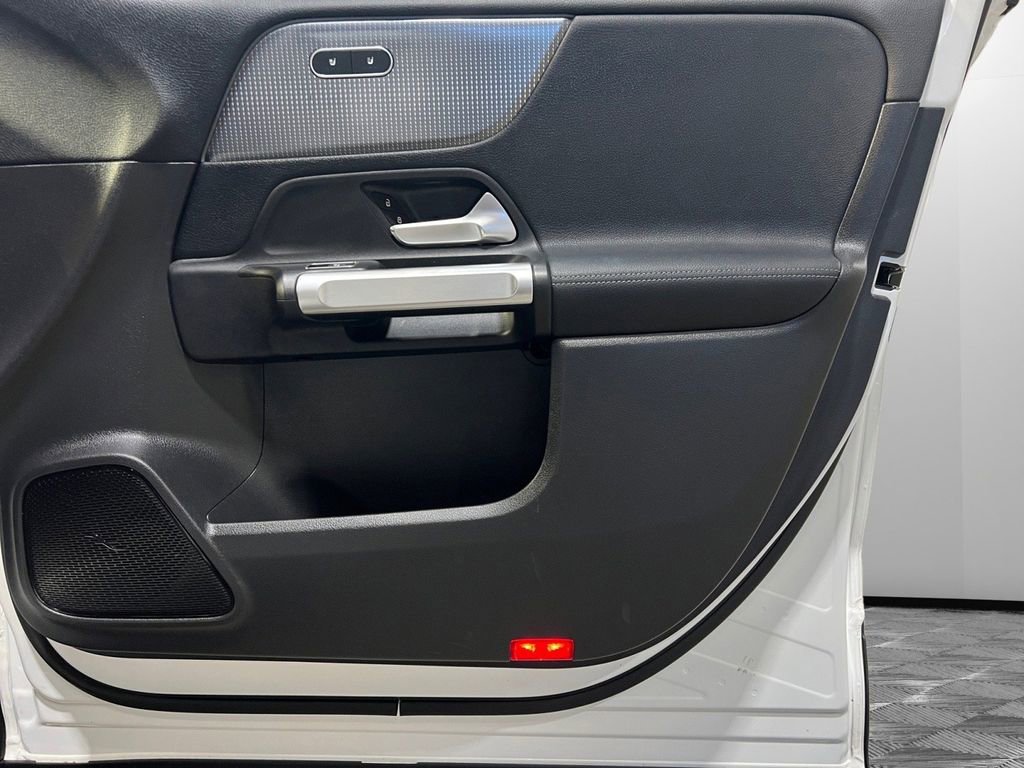 Used 2022 Mercedes-Benz EQB 300 4MATIC image 14