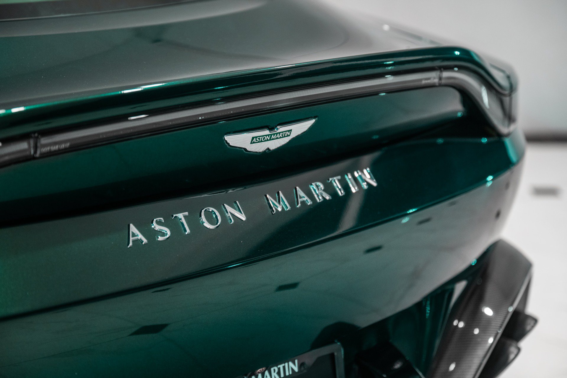 Used 2025 Aston Martin V8 Vantage Coupe RWD image 8