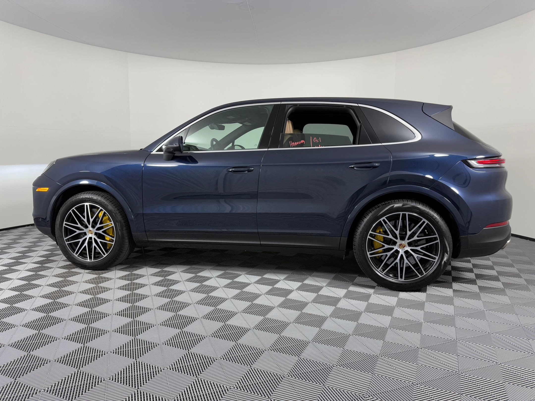Used 2025 Porsche Cayenne S image 2