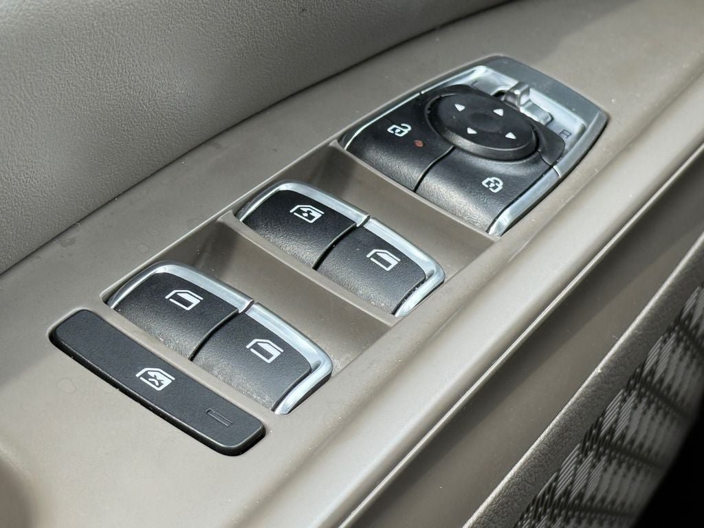 Used 2025 Kia Carnival FWD image 18