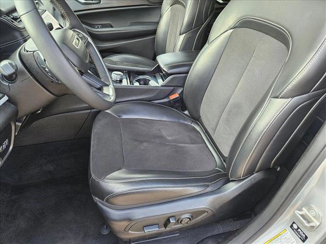 Used 2023 Jeep Grand Cherokee L Laredo image 15