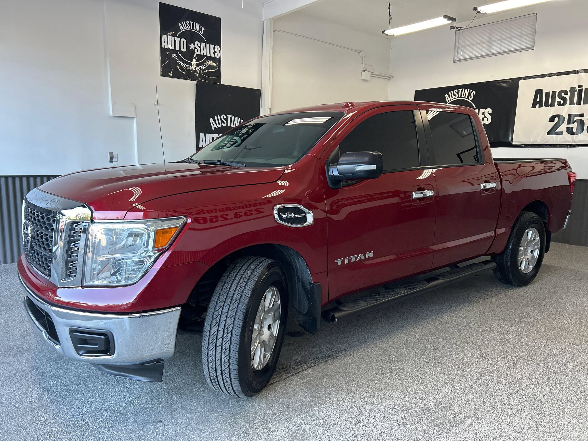 Used 2017 Nissan Titan SV RWD image 3