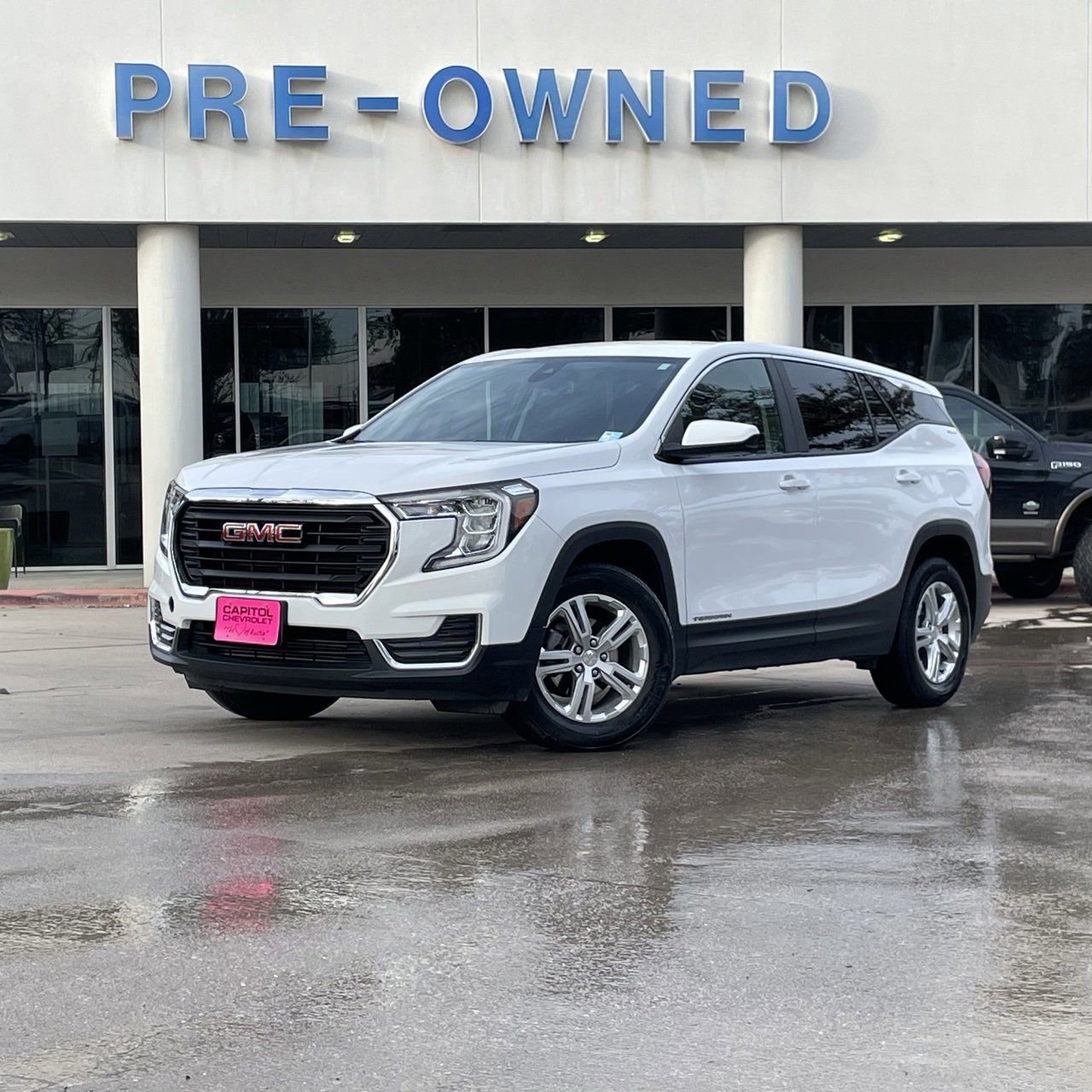 Used 2024 GMC Terrain SLE image 2