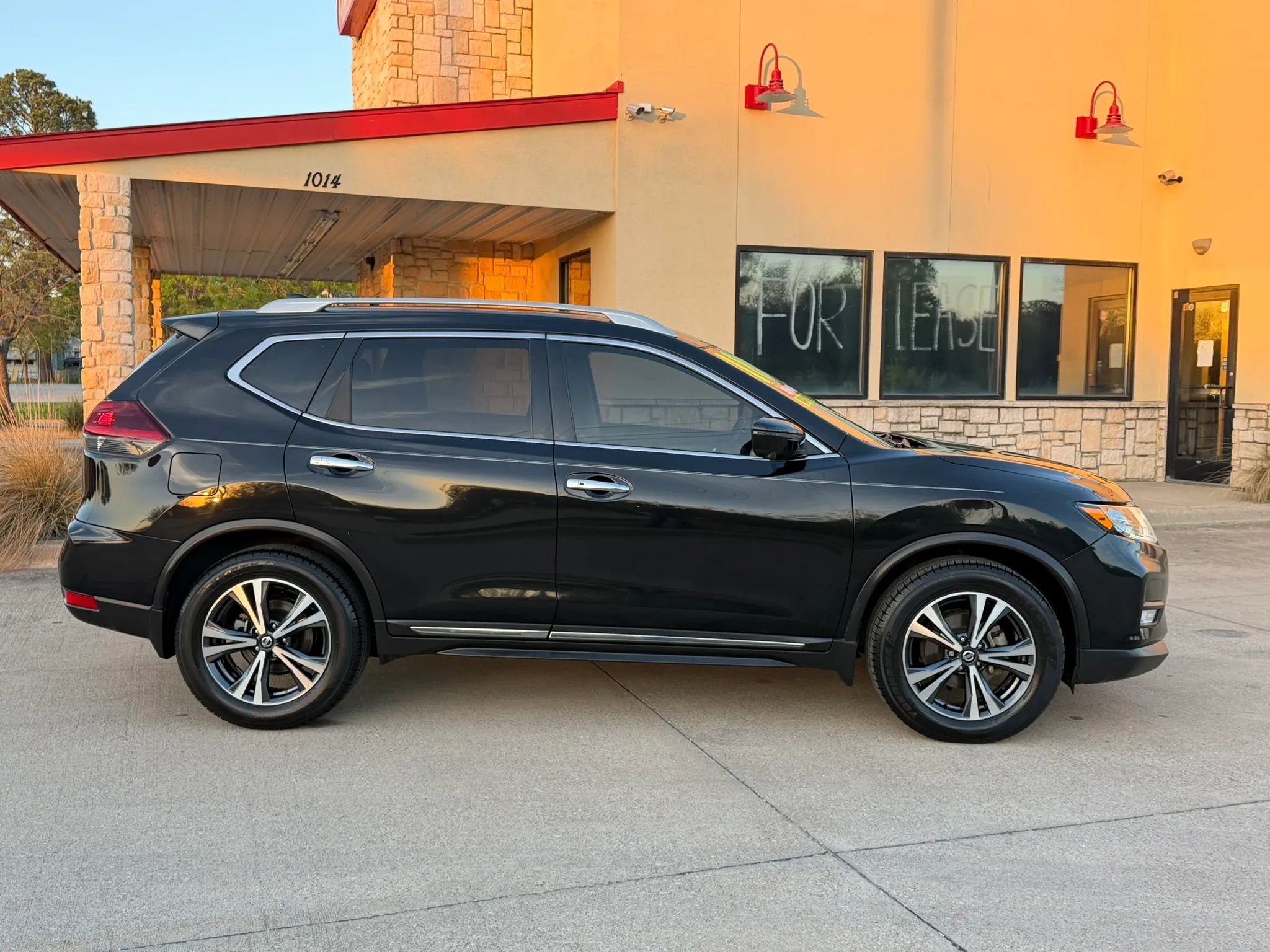 Used 2018 Nissan Rogue SL w/ Premium Package FWD image 6