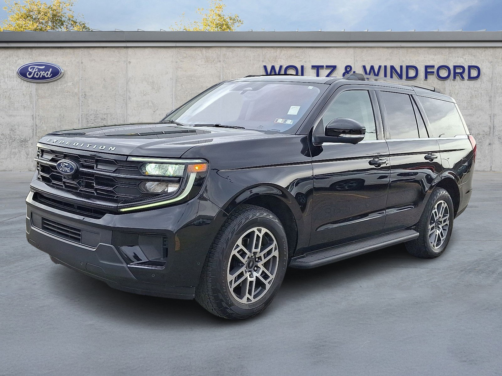 Certified 2025 Ford Expedition Active AWD/4WD image 3
