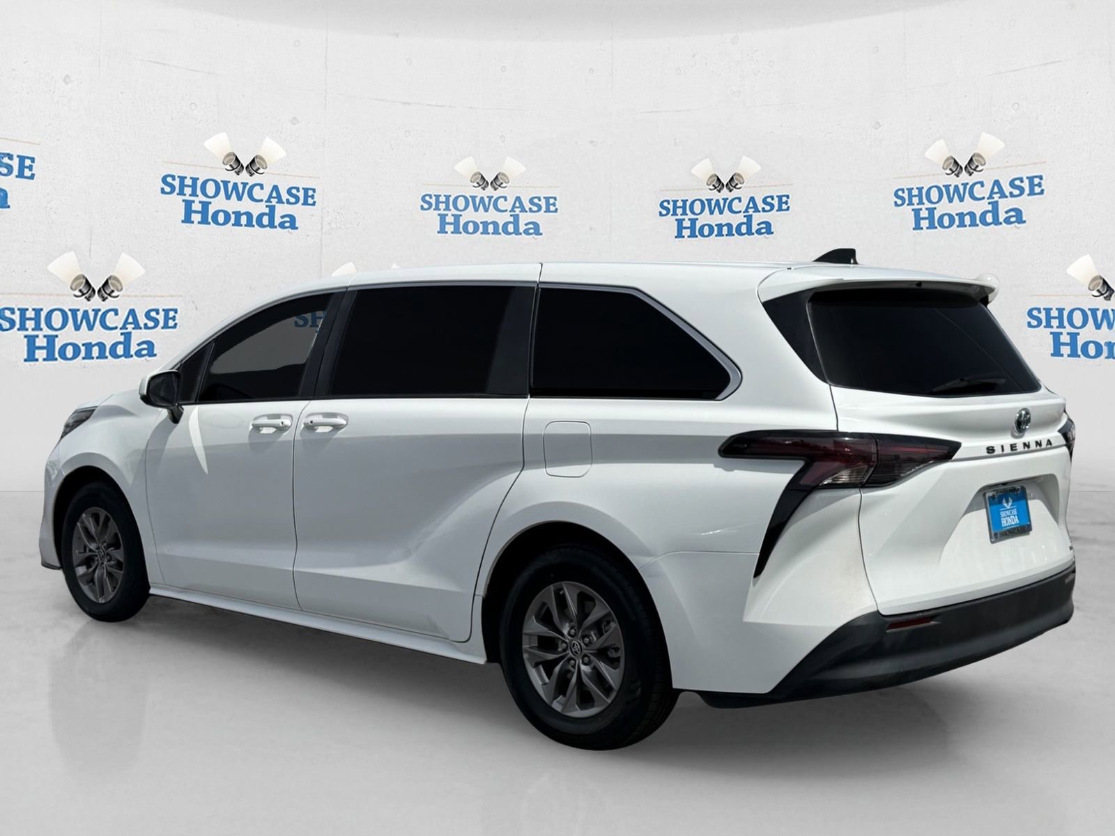 Used 2023 Toyota Sienna LE image 5