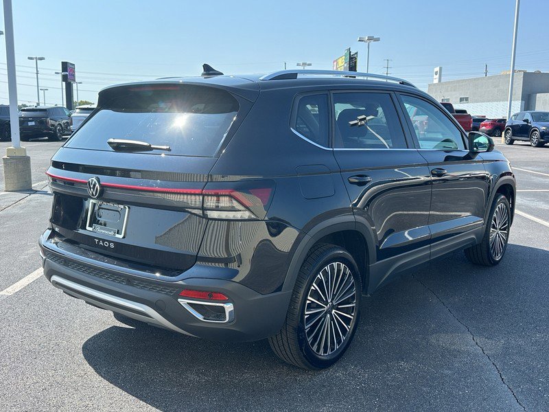Used 2025 Volkswagen Taos SE w/ Panoramic Sunroof Package image 5