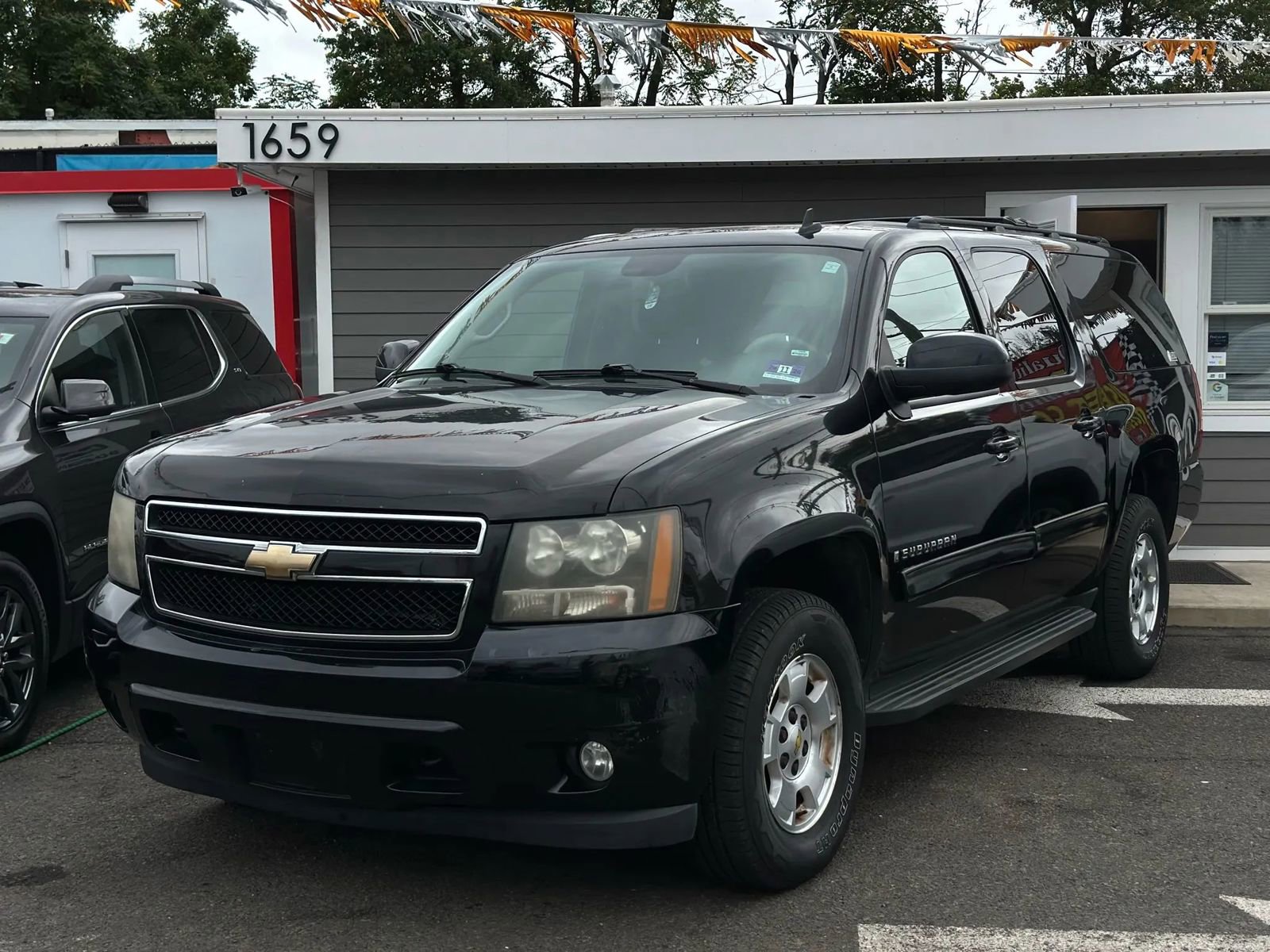 Used 2009 Chevrolet Suburban LT image 1