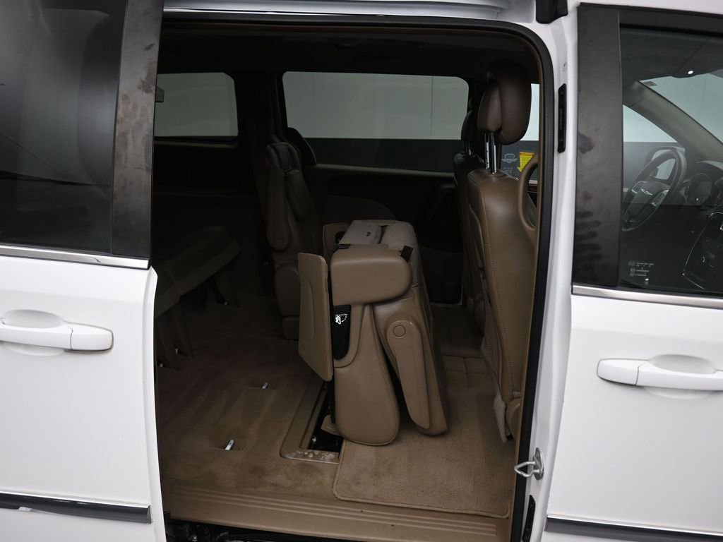 Used 2014 Chrysler Town & Country Touring image 41