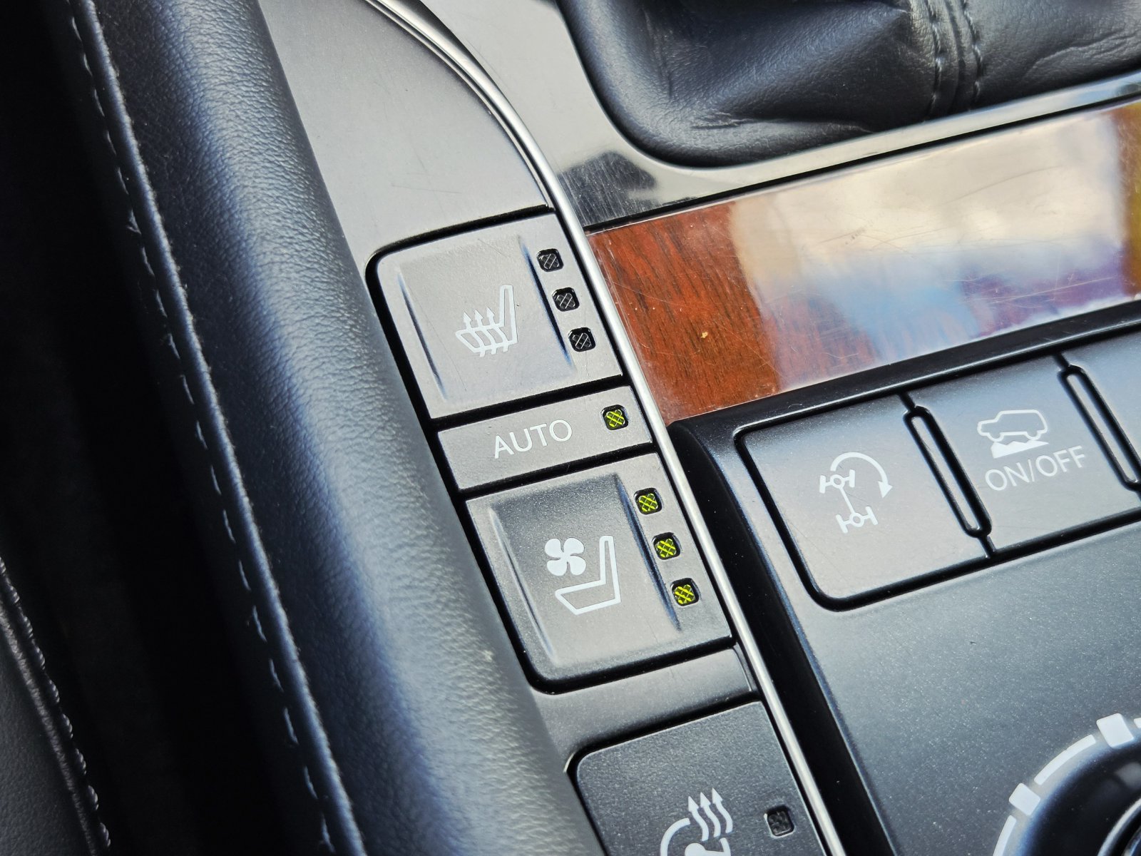 Used 2017 Lexus LX 570 4WD w/ Luxury Package image 25