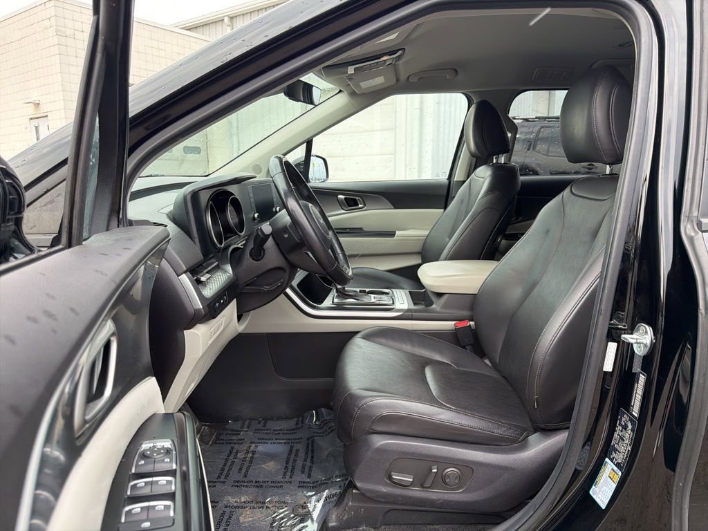 Used 2023 Kia Carnival LX image 20