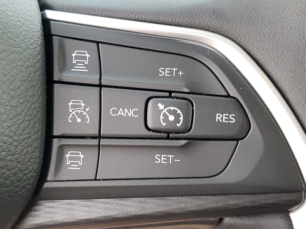 Used 2023 Jeep Grand Cherokee Laredo w/ Luxury Tech Group I AWD/4WD image 13