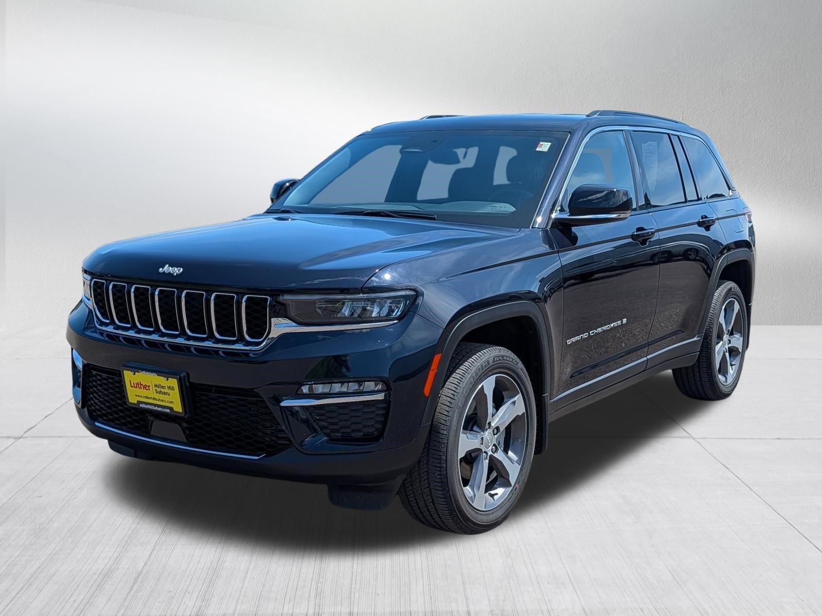 Used 2024 Jeep Grand Cherokee Limited w/ Trailer Tow Package AWD/4WD image 3