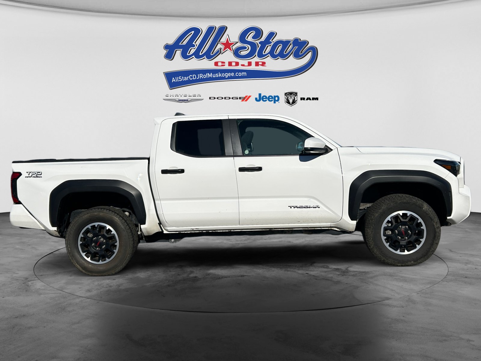 Used 2025 Toyota Tacoma TRD Off-Road AWD/4WD image 4