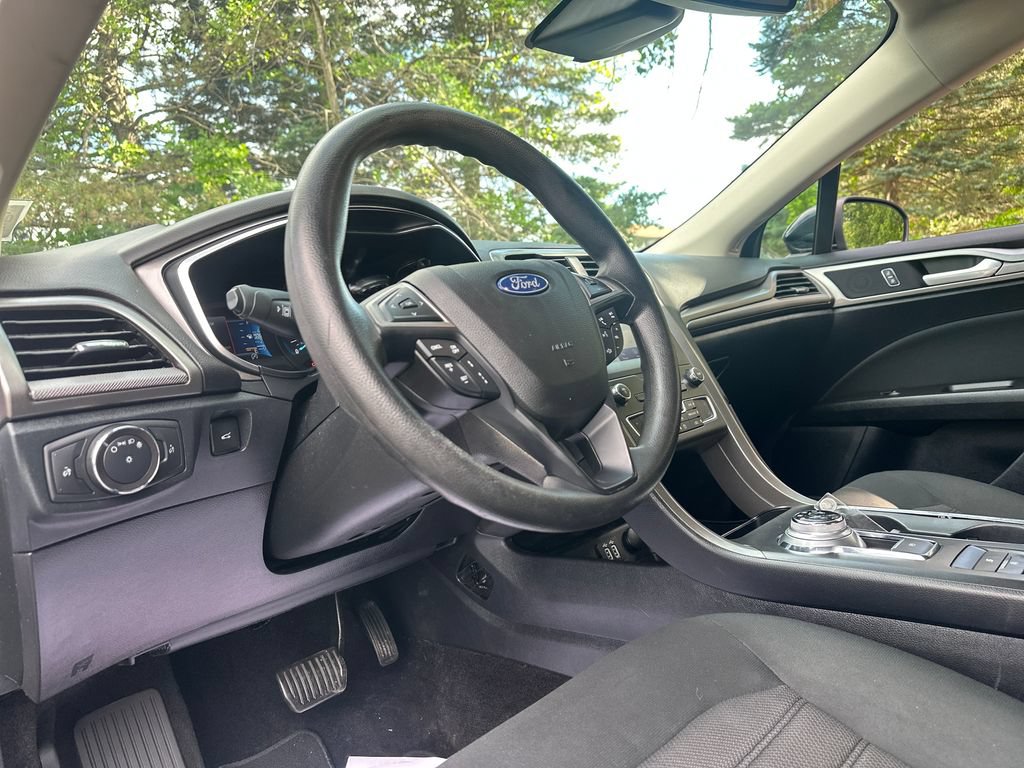 Used 2020 Ford Fusion SE FWD image 11