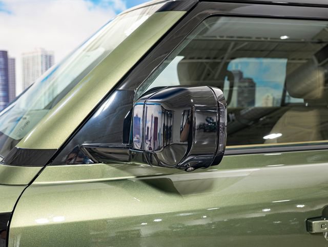 New 2026 Land Rover Defender 130 X-Dynamic SE image 10
