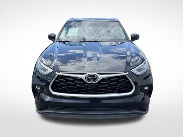 Used 2021 Toyota Highlander XLE FWD image 2
