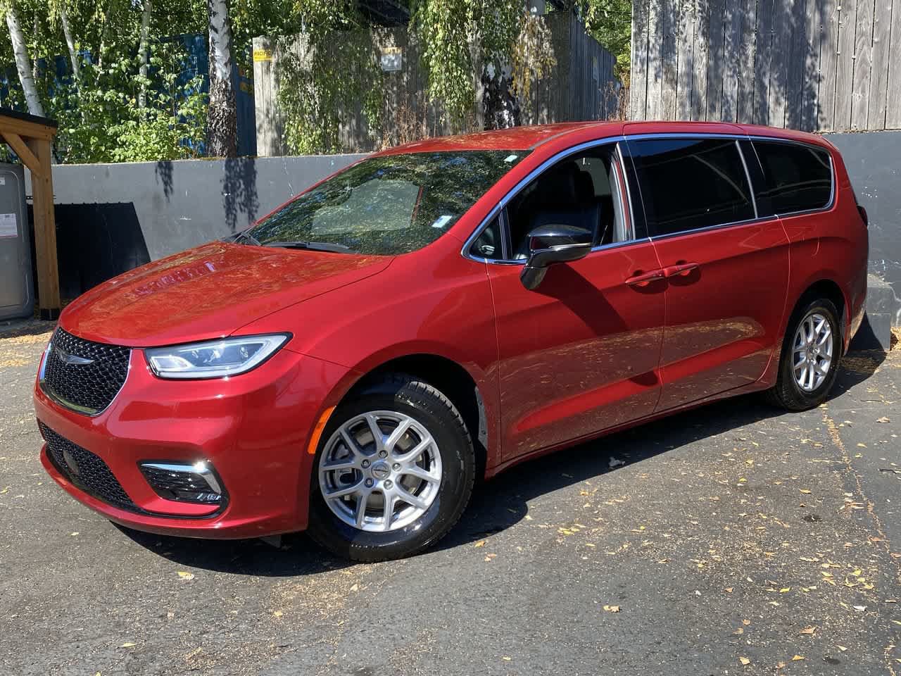 Used 2025 Chrysler Pacifica Select FWD image 1