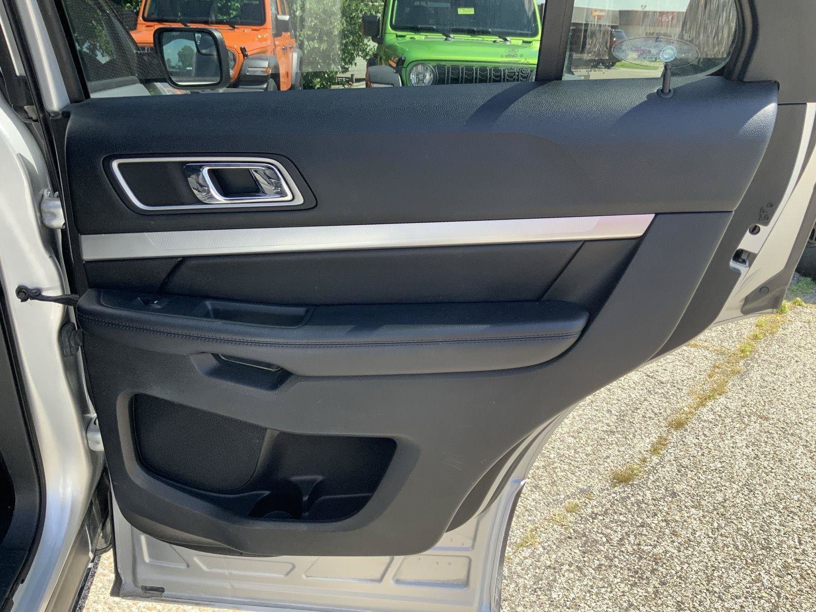 Used 2017 Ford Explorer XLT FWD image 46