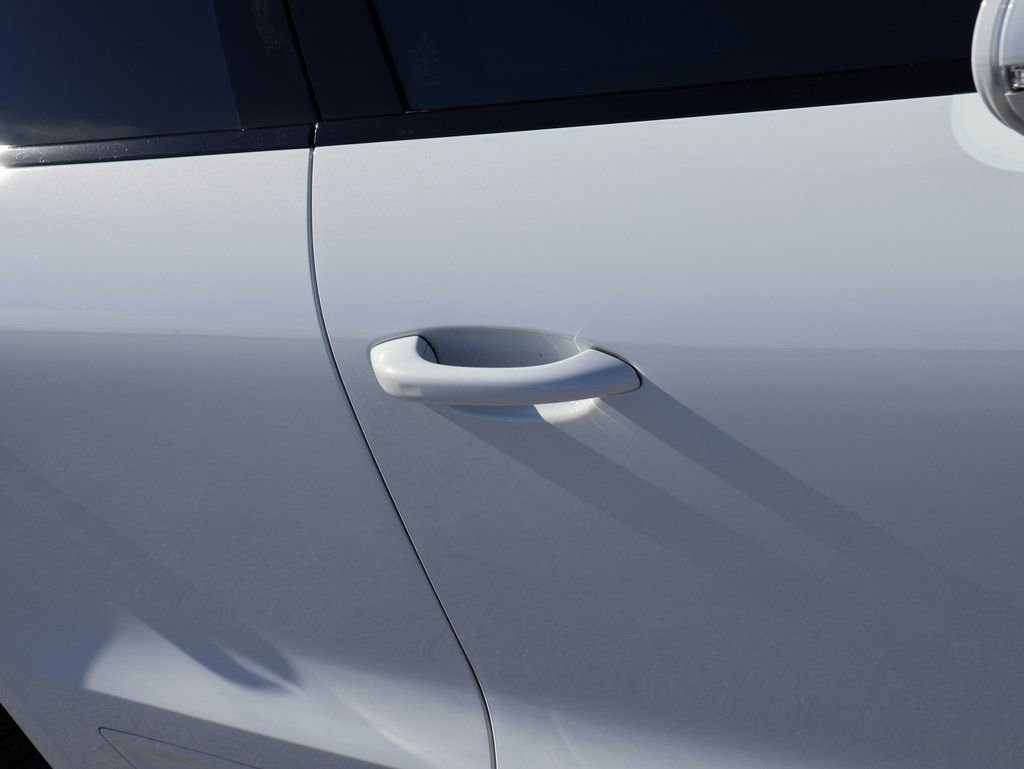 Certified 2024 Porsche Macan image 16