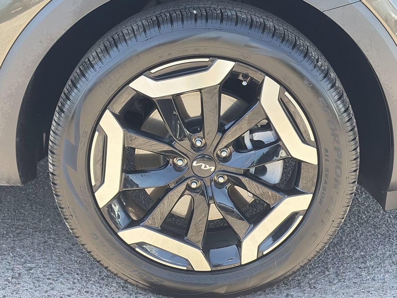 Certified 2025 Kia Telluride EX w/ EX Captain's Chair Package FWD image 9