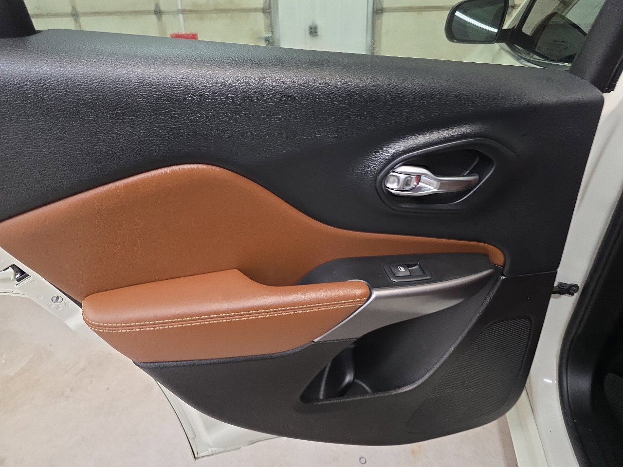 Used 2019 Jeep Cherokee Overland w/ Technology Group image 33