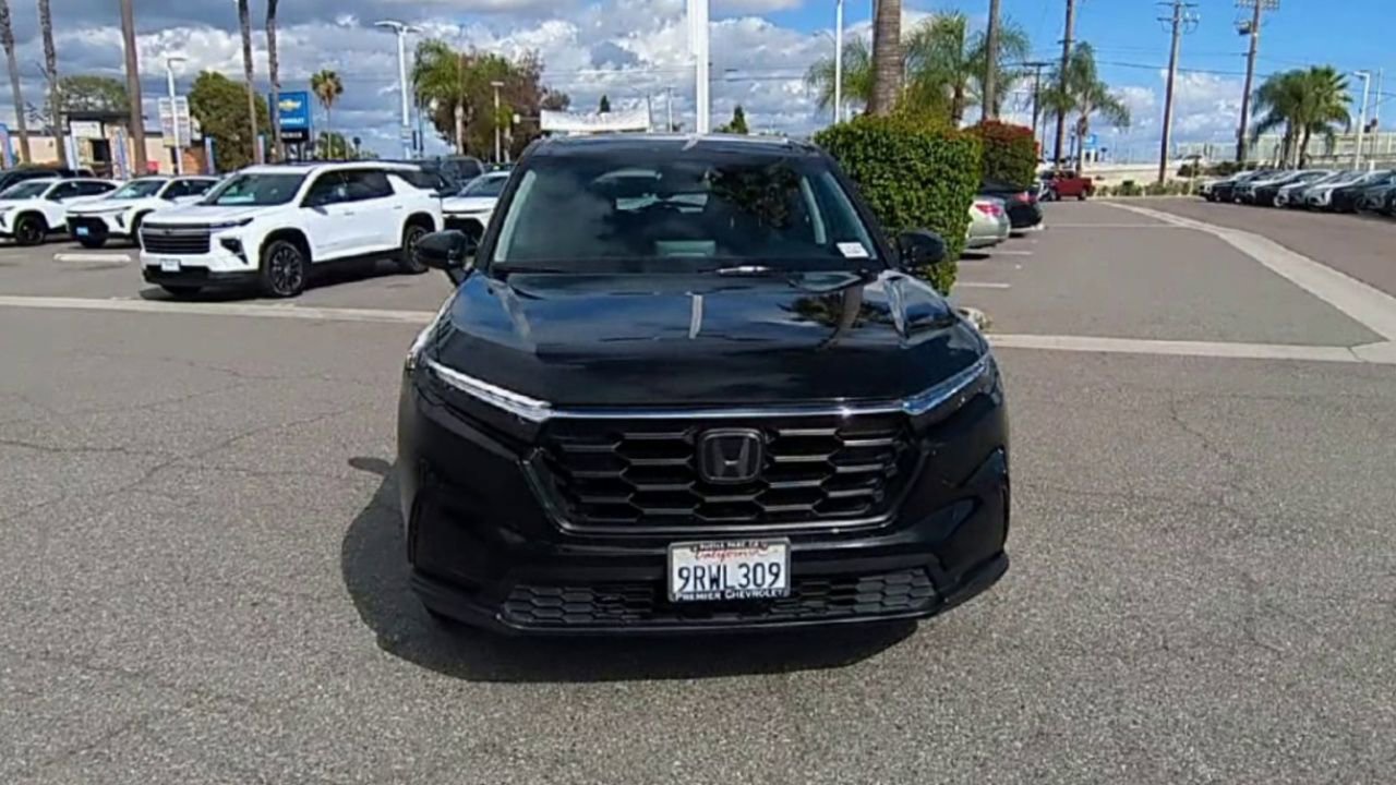 Used 2025 Honda CR-V LX image 3