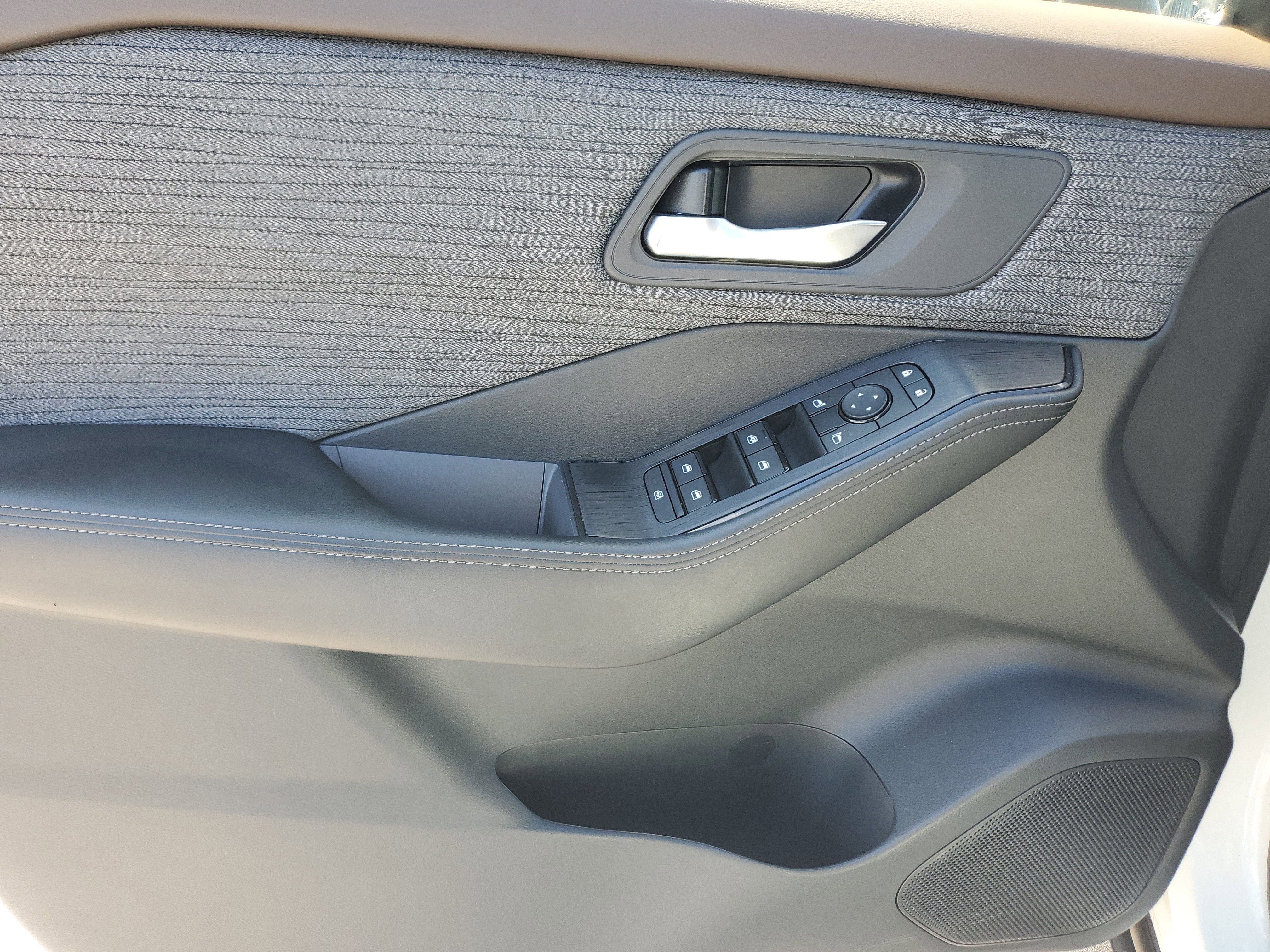 Used 2023 Nissan Rogue SV image 25