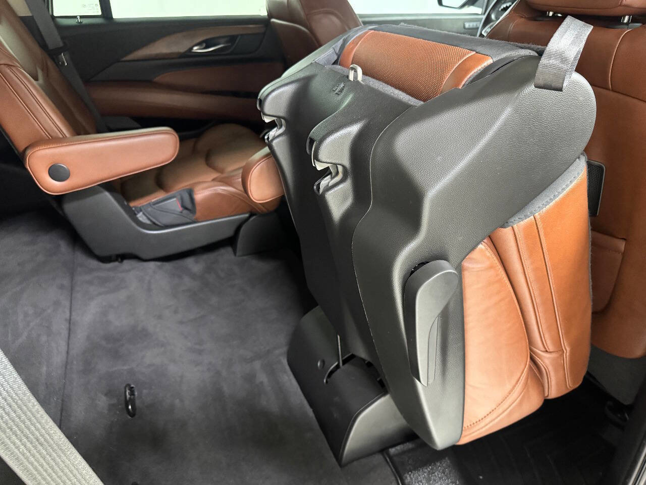 Used 2020 Cadillac Escalade Premium Luxury AWD/4WD image 25