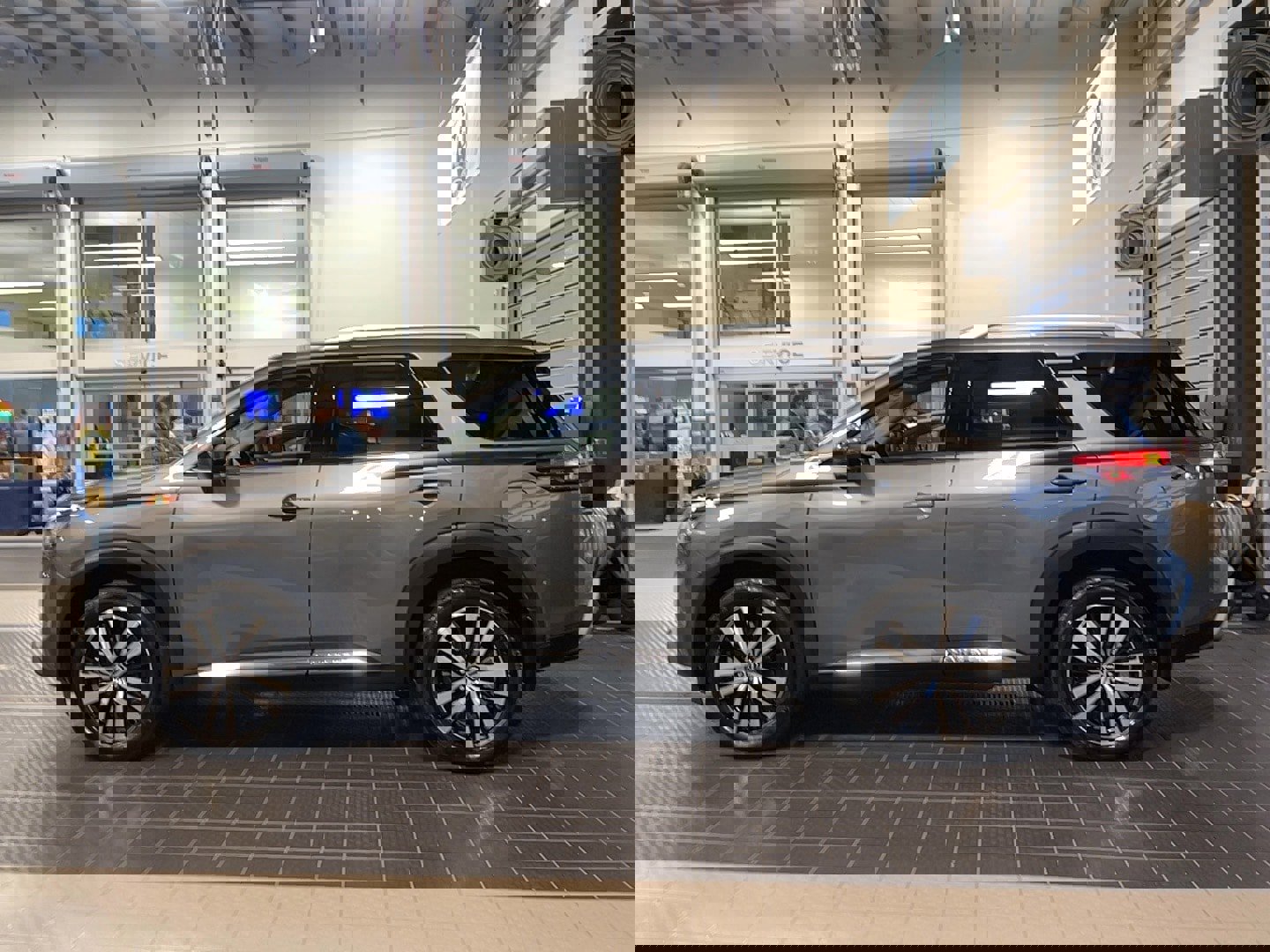 Used 2025 Nissan Pathfinder Platinum AWD/4WD image 4